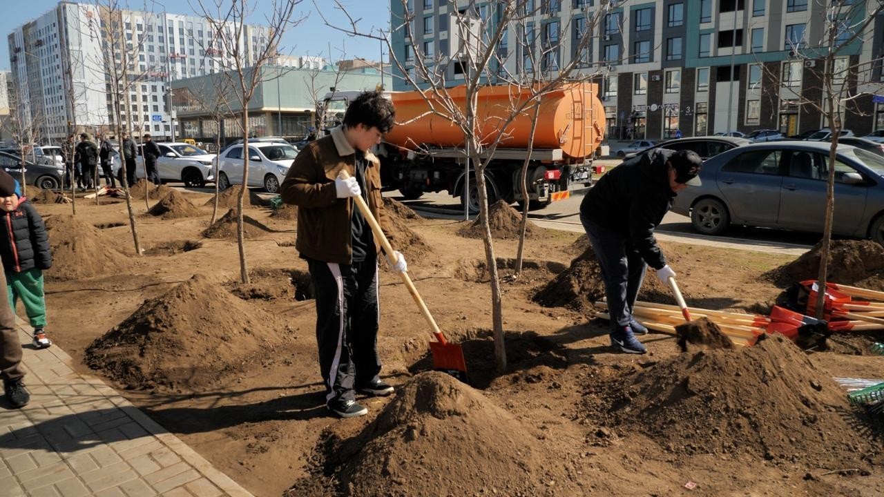«Таза Қазақстан»: Астанада 5 мың әке мен бала ағаш отырғызды