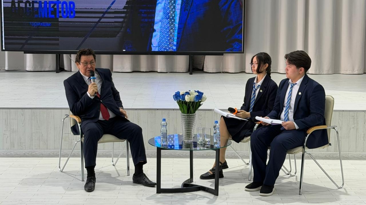 Елордалық мектеп-лицейде көрнекті ғалым Марат Әбсеметовпен кездесу ұйымдастырылды