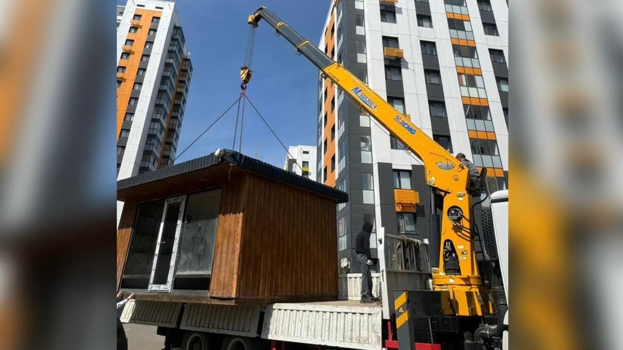 Заң мен тәртіп: Елордада заңсыз орнатылған сауда павильондары бұзылып жатыр