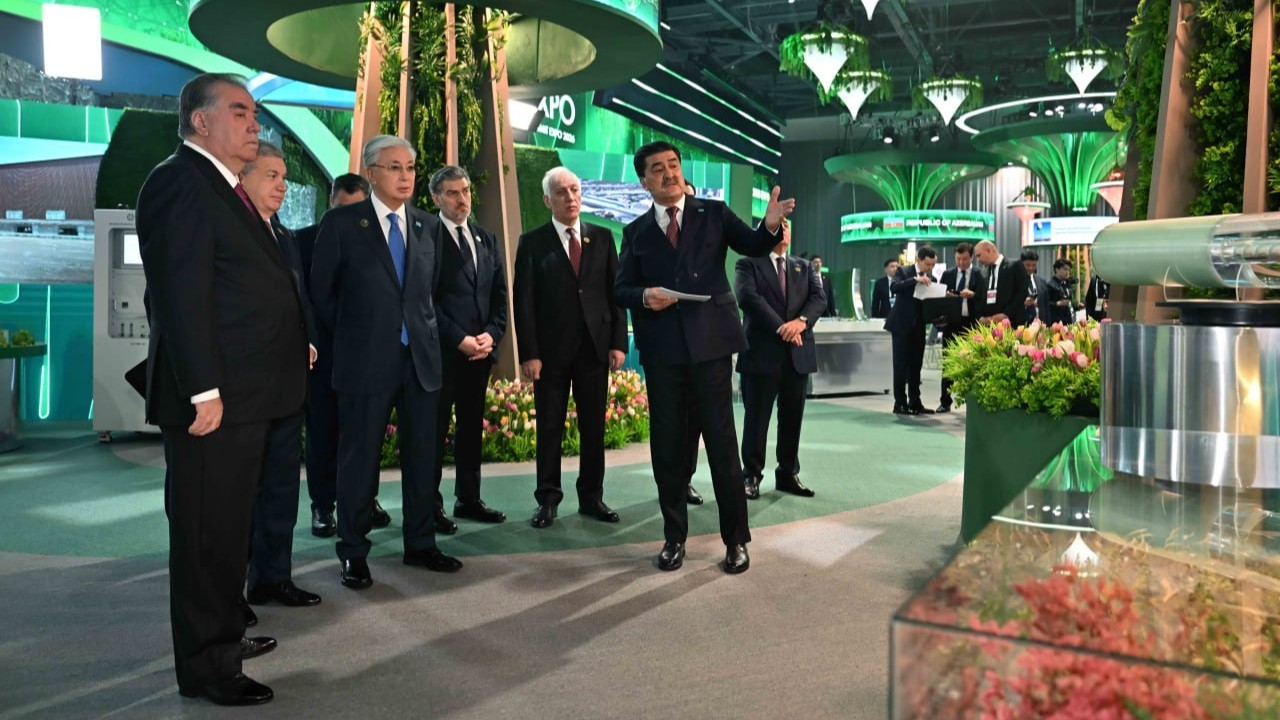 Мемлекеттер басшылары Өңірлік экологиялық саммиттің көрме павильондарын аралады