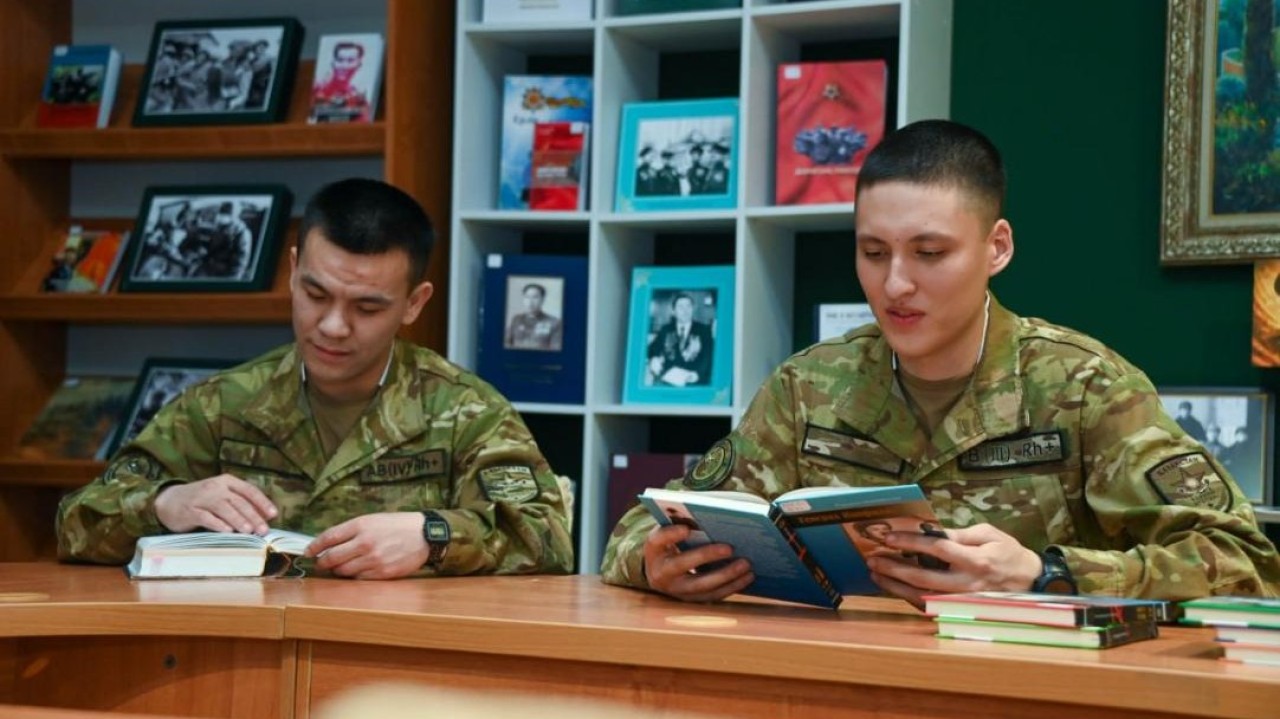 Қазақстан әскерінде жаңа талап: сарбаздар жылына кемінде 5 кітап оқиды