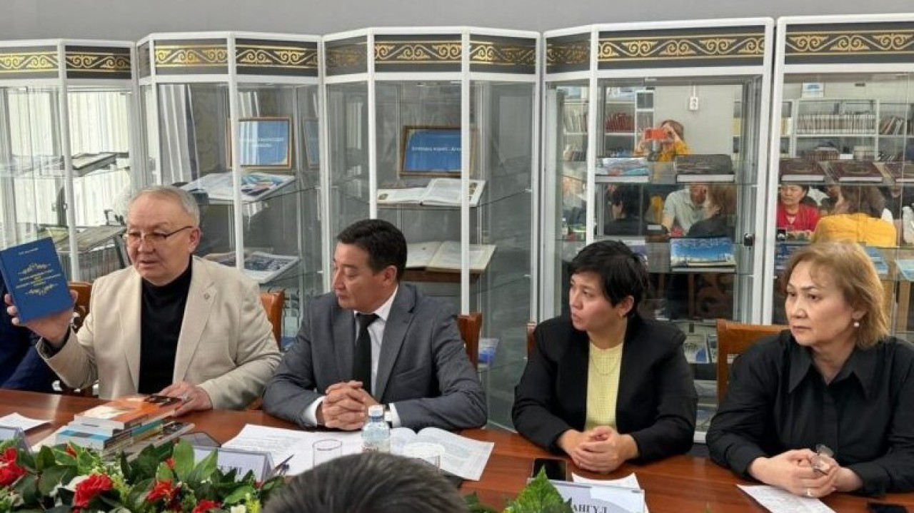 Тарихшы Жамбыл Артықбаев Ұлттық кітап күні қарсаңында жеке қорын архивке тапсырды