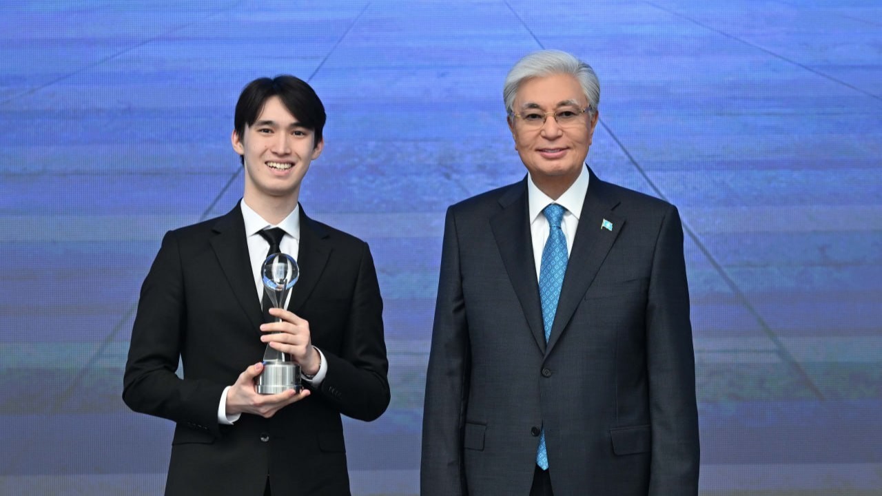 Қасым-Жомарт Тоқаев alem.ai battle ұлттық байқауының жеңімпаздарын марапаттады