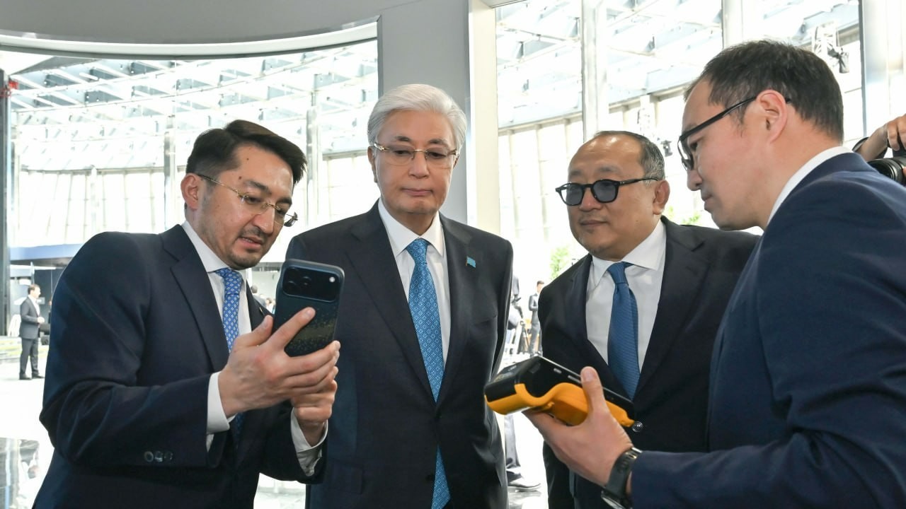 Президентке Қазақстандағы алғашқы криптовалютамен төлеу үрдісі көрсетілді