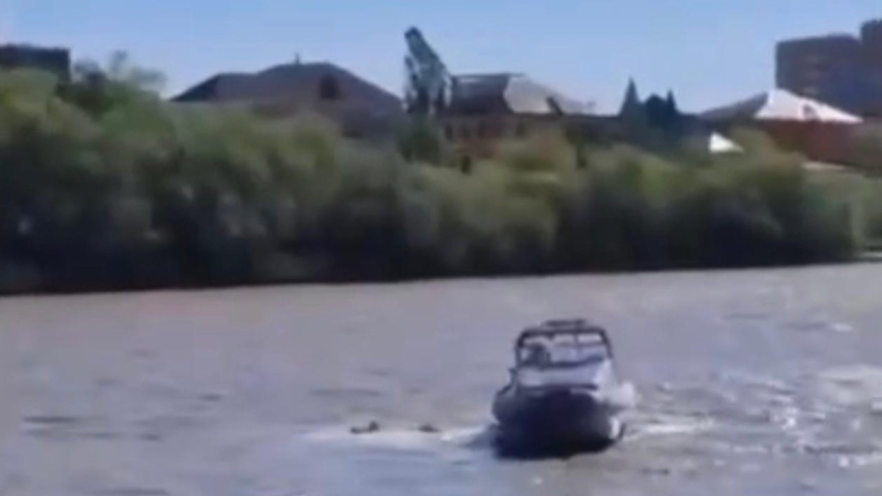 Атырауда көпірден өзенге секірген қыз құтқарылды