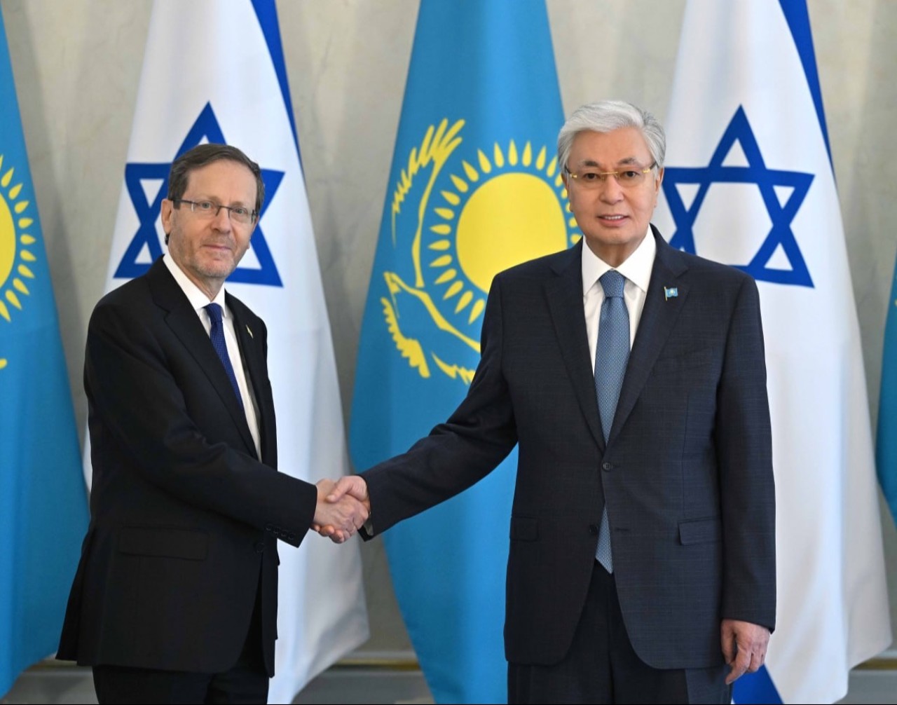 Қасым-Жомарт Тоқаев пен Ицхак Герцог шағын құрамда келіссөз жүргізді