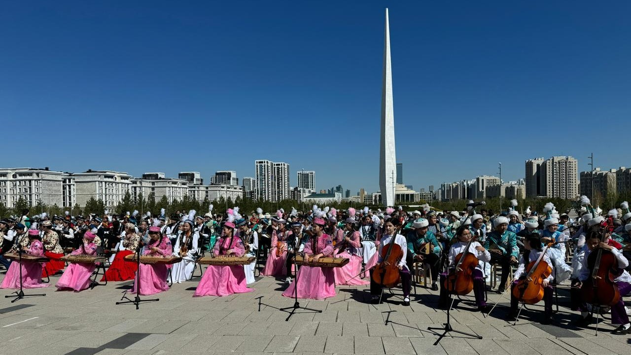 Елордалық 2 мың оқушы Қазақстан халқының бірлігі күніне орай бірегей флешмоб өткізді