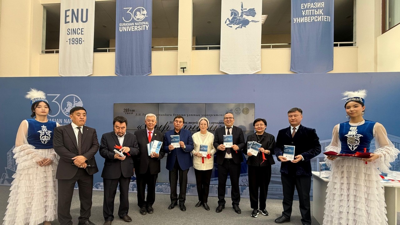«Сыр сандық»: ЕҰУ 30 жылдығы аясында екі томдық өлеңдер жинағы жарық көрді