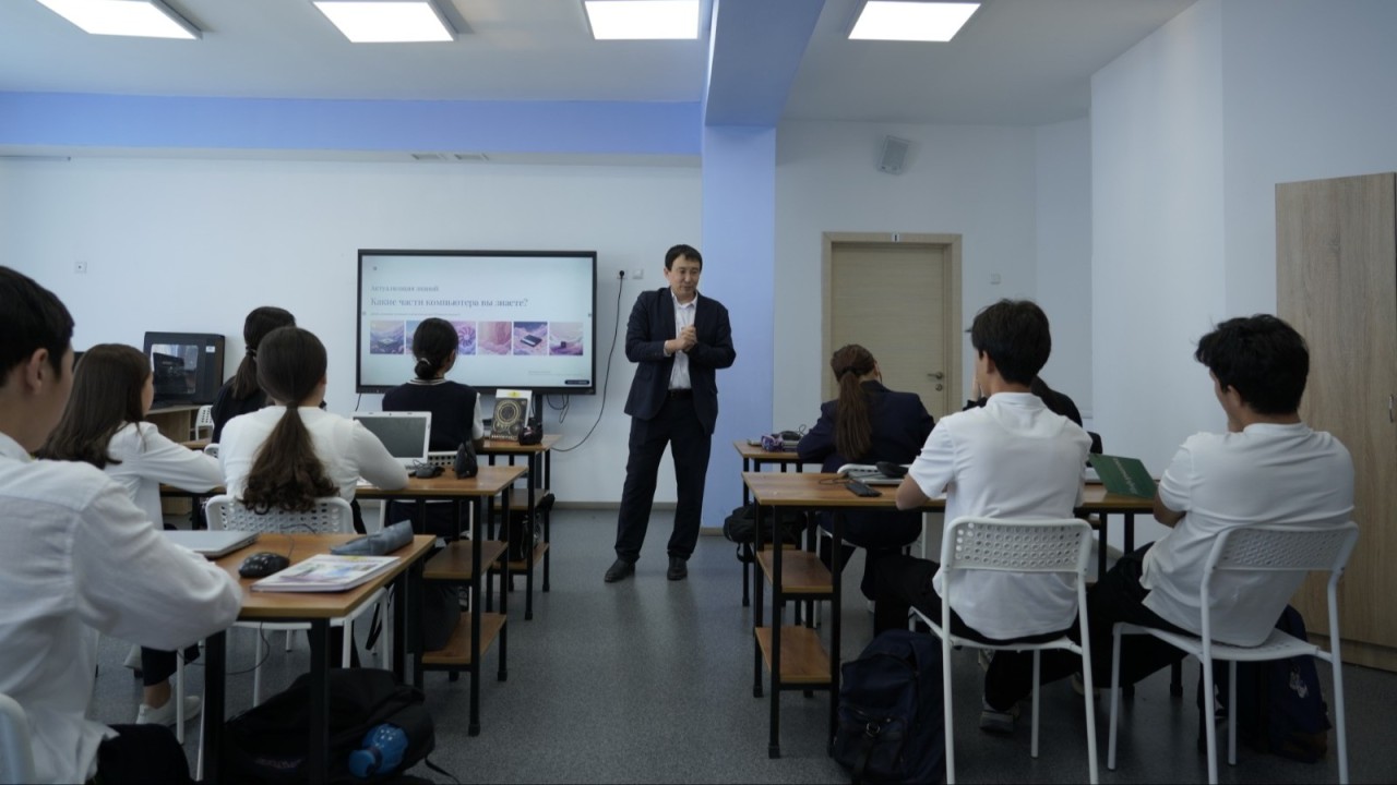 Педагогтер қағаз және электрондық форматта бір мезгілде есеп жүргізу міндетінен босатылады