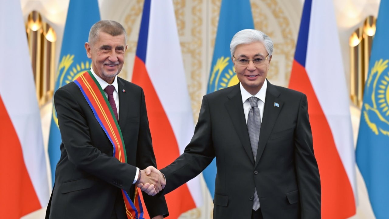 Президент Чехия Премьер-министрін І дәрежелі «Достық» орденімен марапаттады