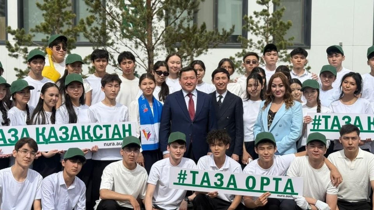 «Таза Қазақстан»: Астанада мектеп түлектері жаппай ағаш отырғызу акциясына қатысты