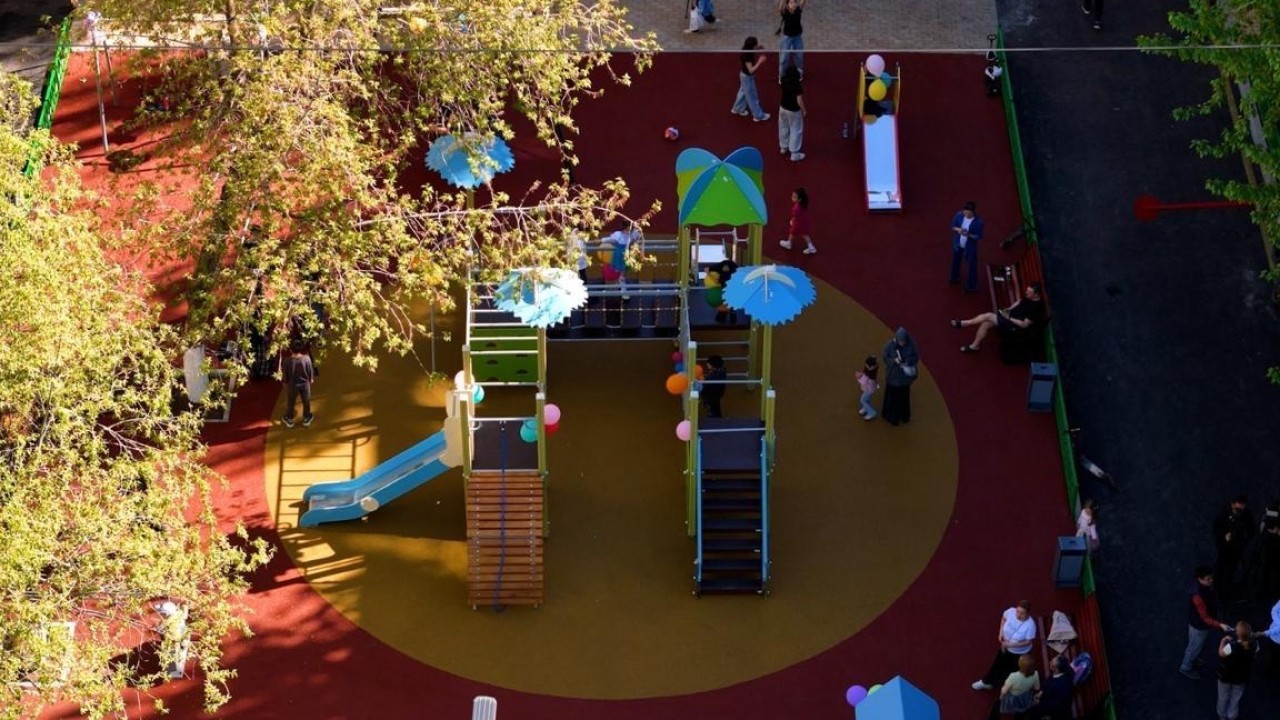 Елорданың «Байқоңыр» ауданында Қазақстан халқының бірлігі күніне орай жөндеуден өткен 3 аула ашылды