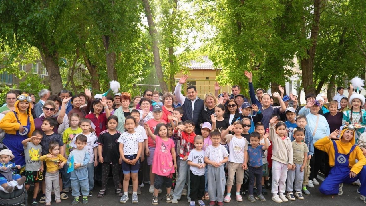 Ұзақ уақыттан кейінгі жөндеу: Байқоңыр ауданында жаңартылған аулалар ашылды