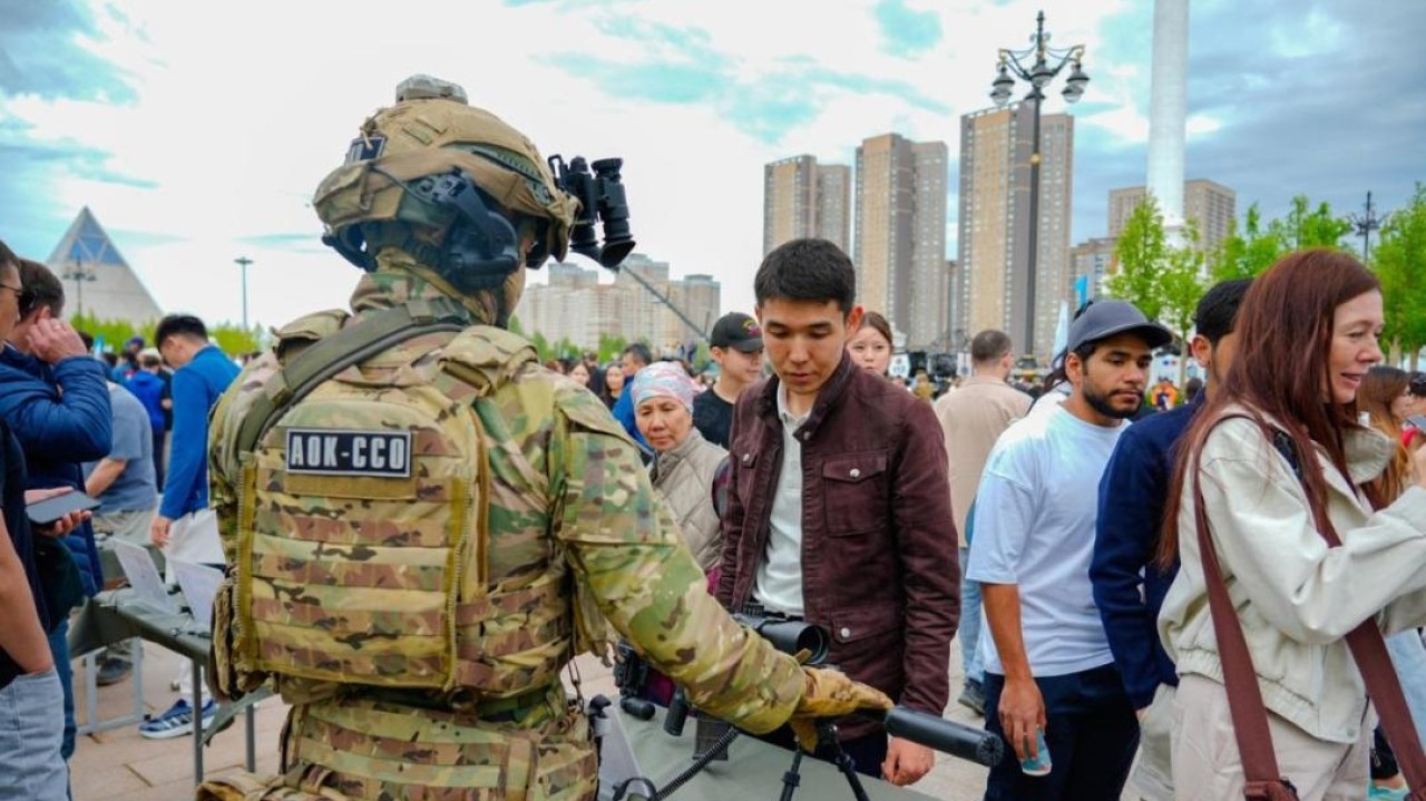 Робоиттер, дрондар және ашық аспан астындағы марштар: Астанада 7 мамыр күні ауқымды плац-концерт өтті