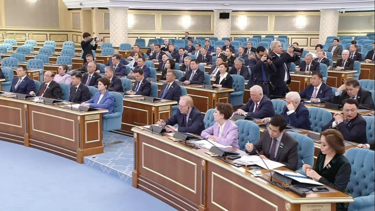 Парламент Қазақстан Құрылтайы және оның депутаттарының мәртебесі туралы заң жобасын мақұлдады