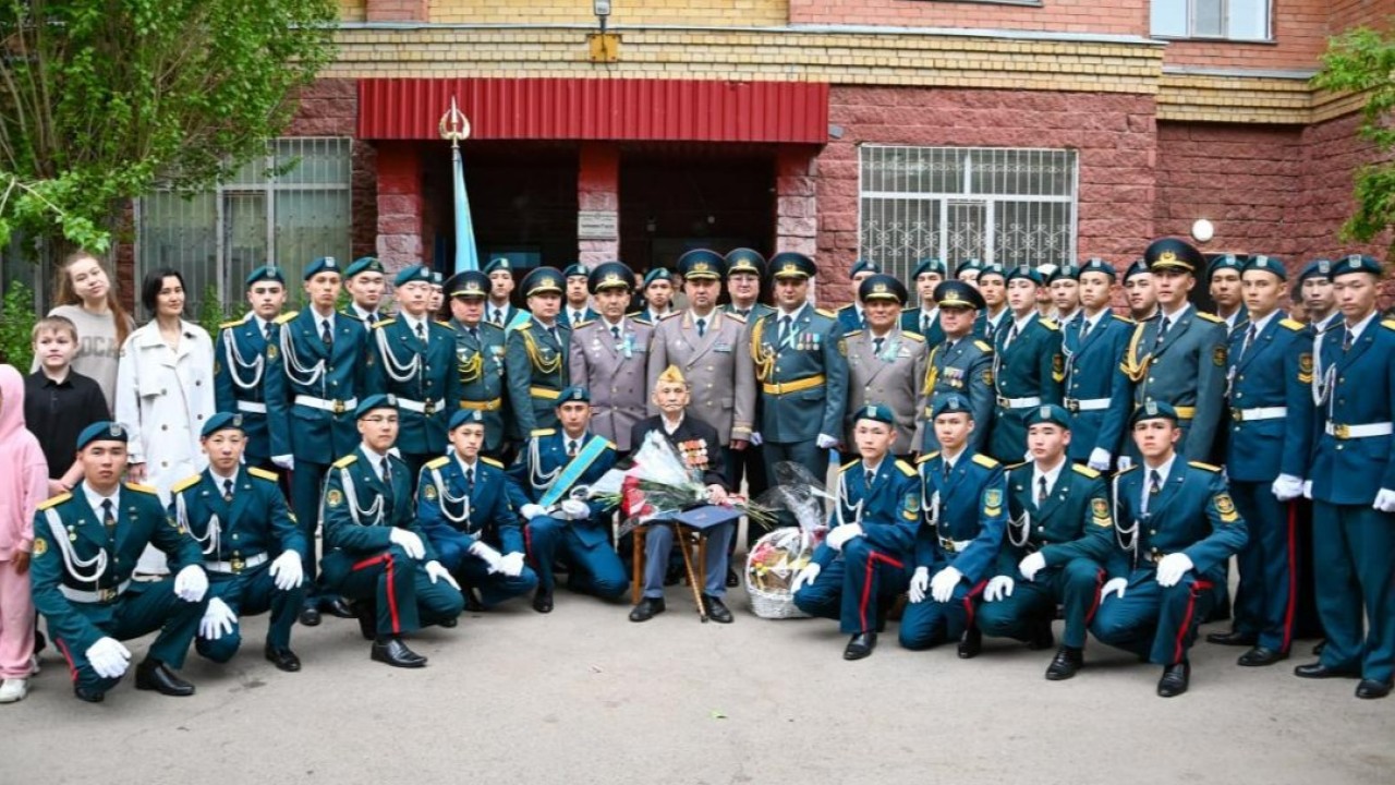 Құрлық әскерлерінің бас қолбасшысы Астанадағы жалғыз соғыс ардагерін мерекемен құттықтады