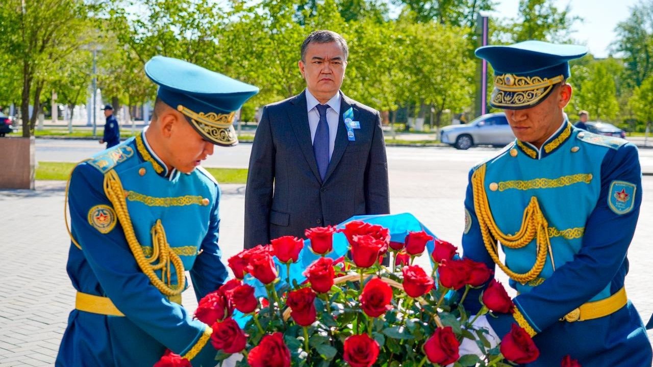 Астана әкімі Ұлы Отан соғысы батырларына арналған ескерткішке гүл шоқтарын қойды