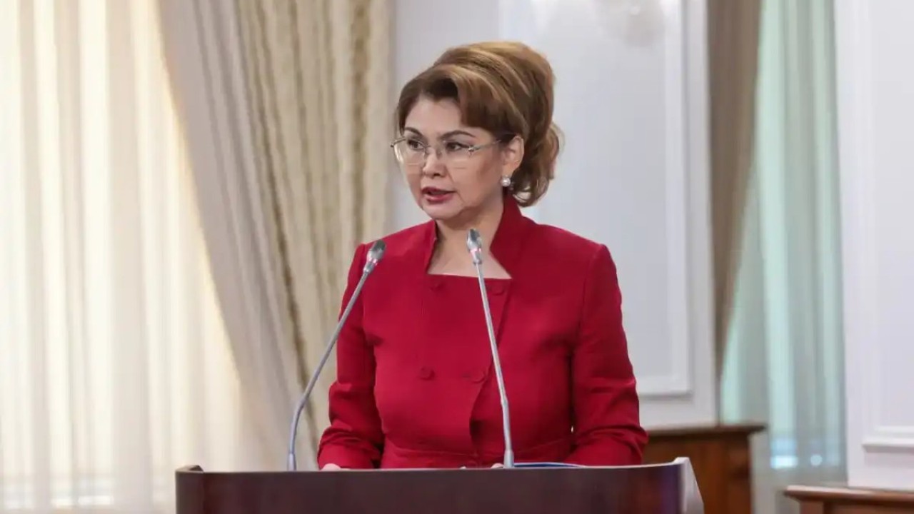 Аида Балаева қазақстандықтарды Аналар күнімен құттықтады