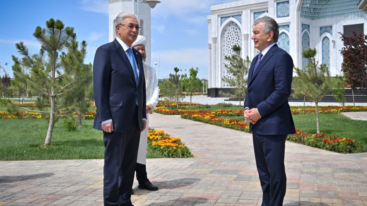 Қасым-Жомарт Тоқаев пен Шавкат Мирзиёев Түркістандағы жаңа мешітті аралады