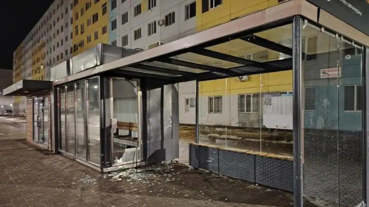 Астанада полиция аялдама павильонын бүлдірген құқық бұзушыны анықтады
