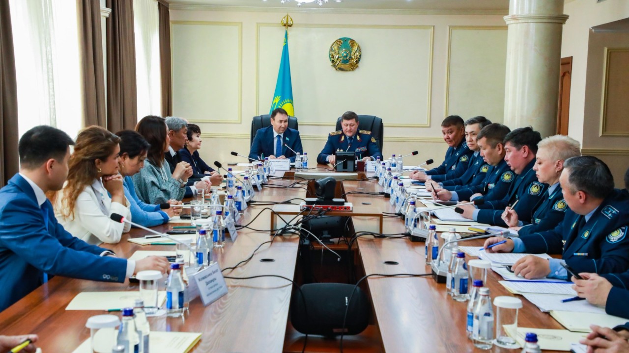 Қауіпсіздік жолындағы бірлескен жұмыс: Астанада полиция мен депутаттар негізгі бағыттарды талқылады