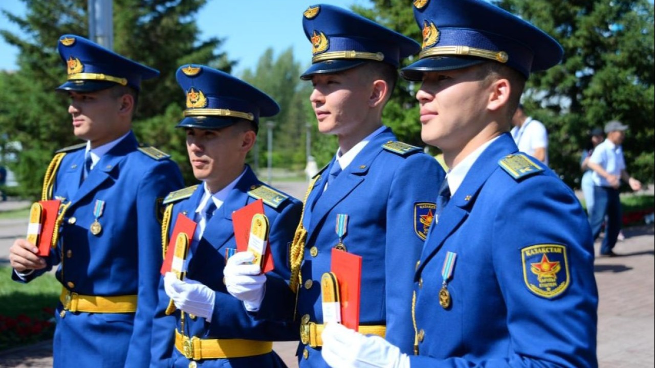 Әскери оқу орнын үздік бітіргендерге атақ беру тәртібі өзгерді