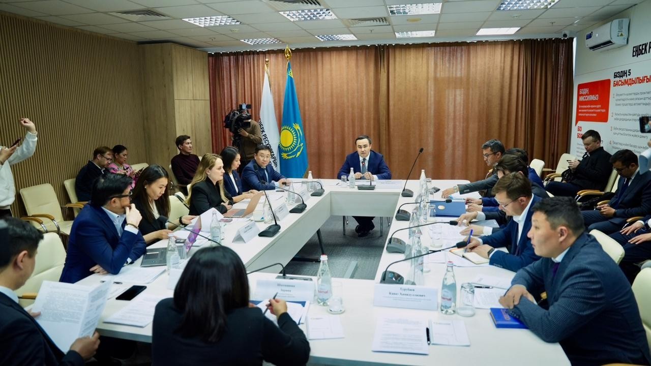 «Алтын виза»: Қазақстан білікті мамандар үшін бәсекені күшейтпек