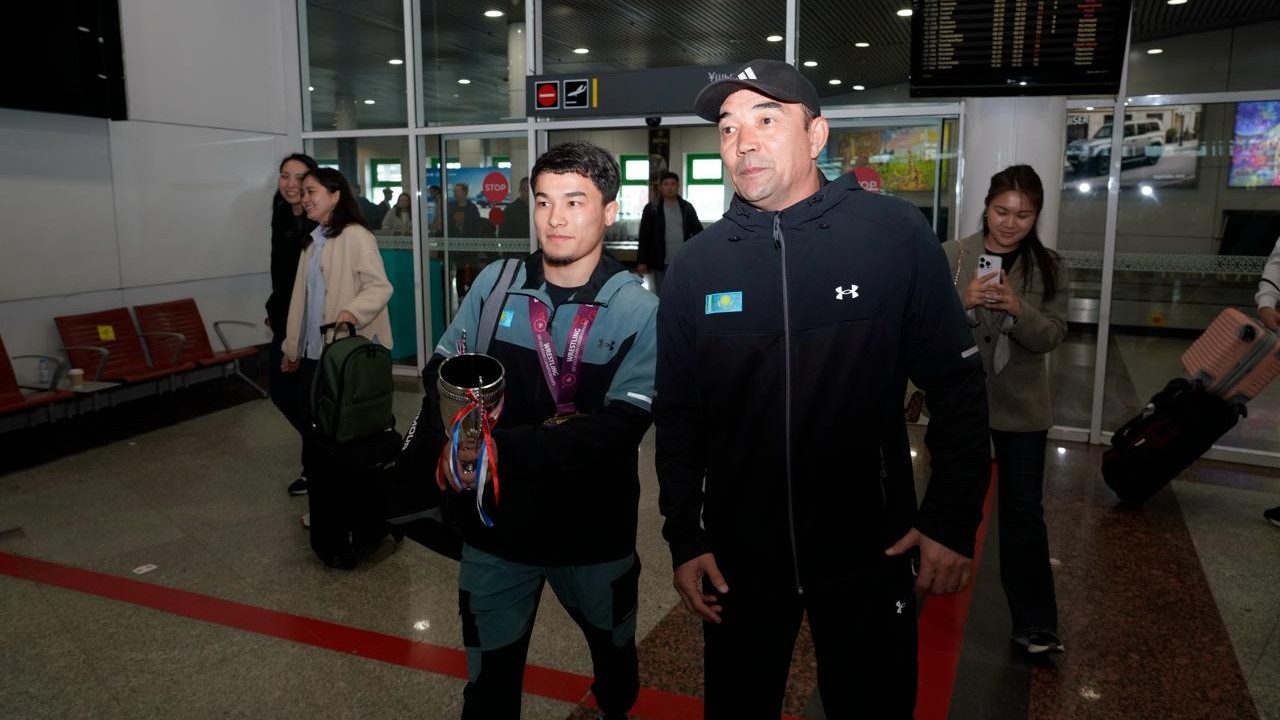 Азия чемпионы атанған астаналық балуан елге оралды