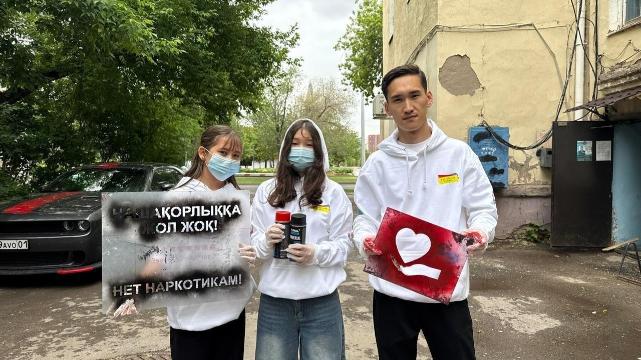 Астанада жастар есірткі жарнамаланған граффитилерді өшіріп шықты