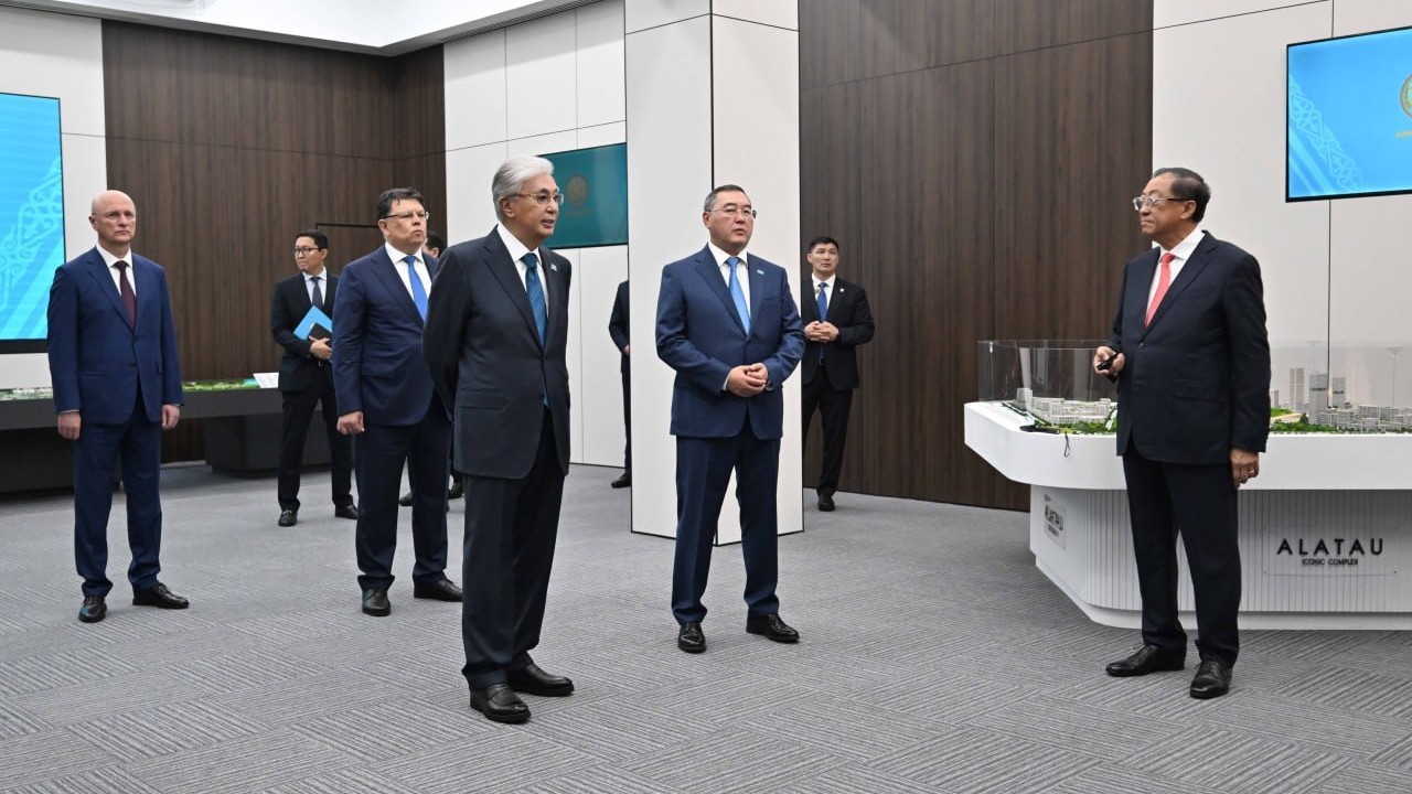 Мемлекет басшысы Алатау қаласының даму барысымен танысты