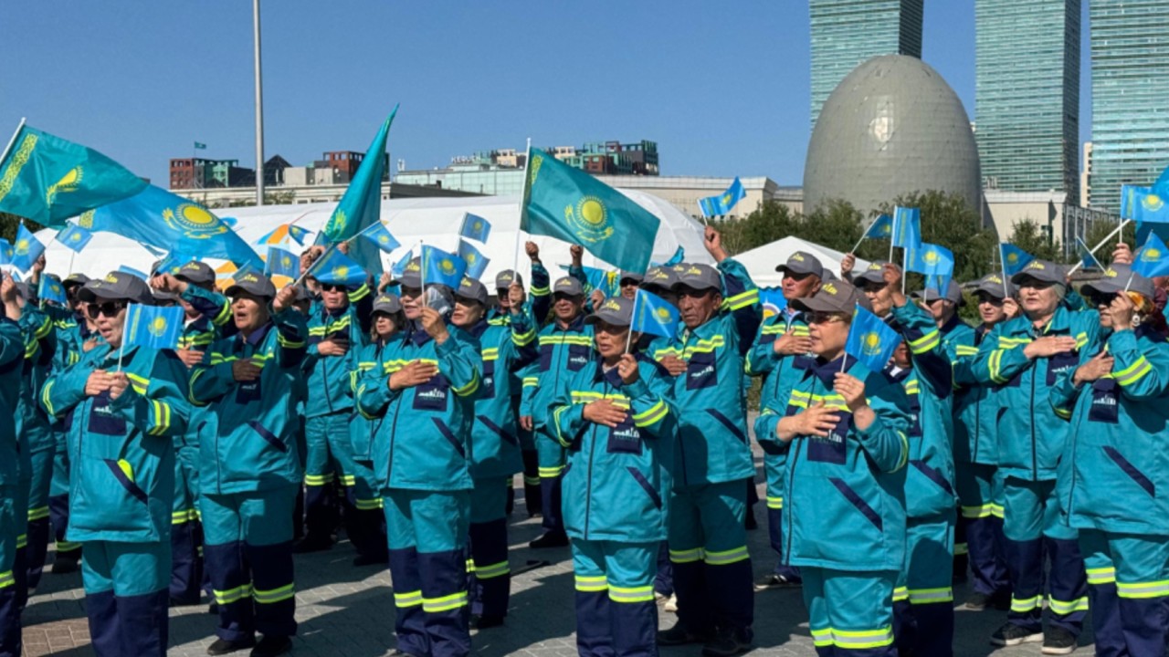 Астанада 100-ге жуық коммуналдық қызметкер Әнұранды бірге орындады