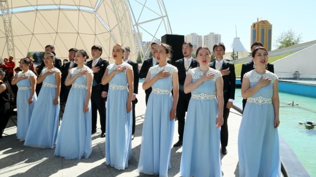 Астаналық мәдениет қызметкерлері Есіл жағалауында Әнұранды әуелетті