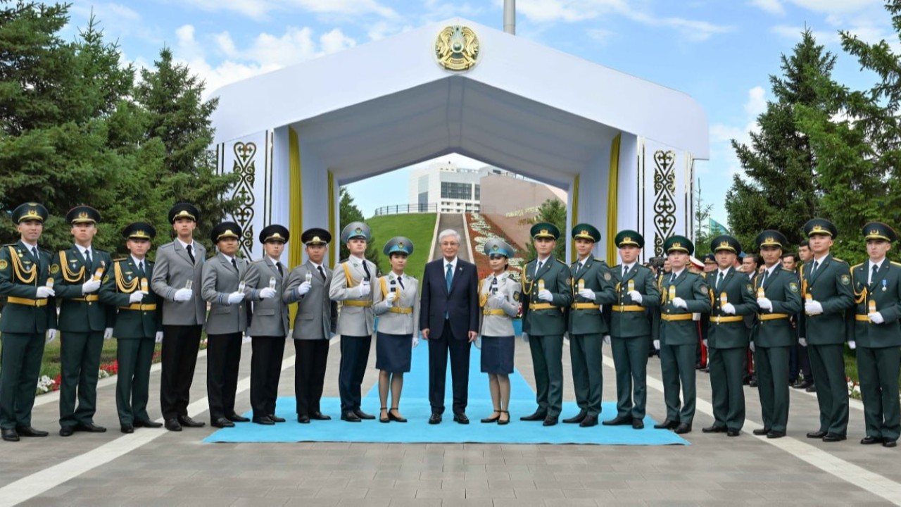 Президент әскери жоғары оқу орындарының үздік түлектеріне «аға лейтенант» шенін тапсырды