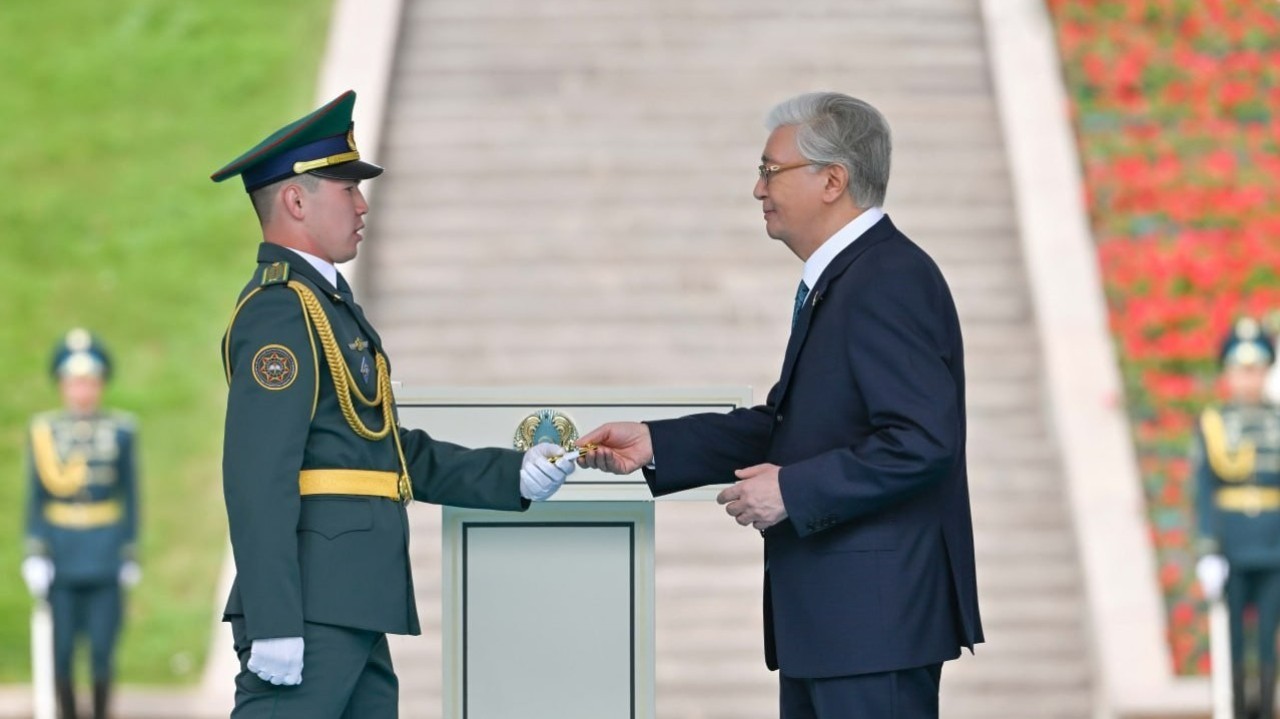 Президент әскери оқу орындарының үздік түлектеріне «аға лейтенант» шенін тапсырды