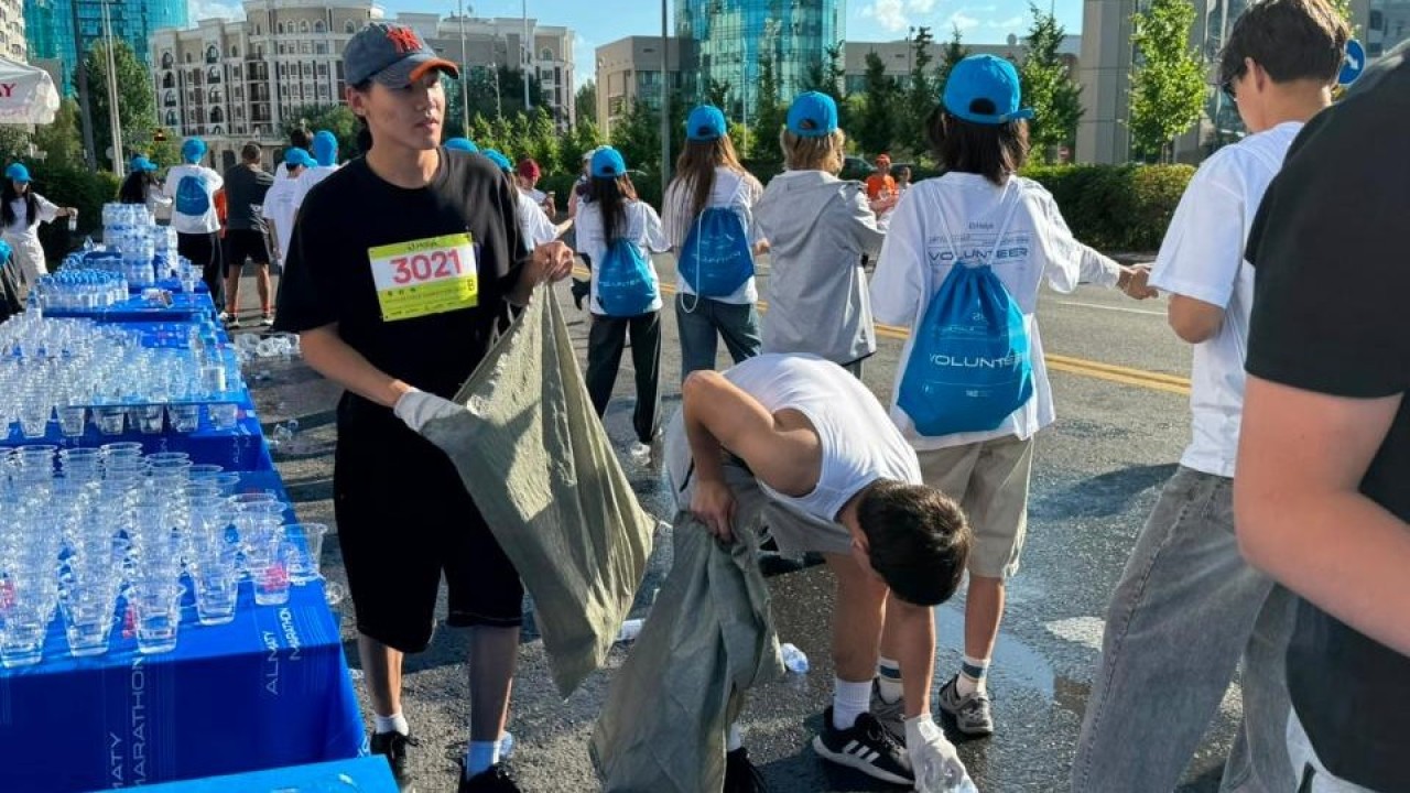 Astana Half Marathon қатысушылары «Таза Қазақстан» акциясын қолдап, қоқыс жинады
