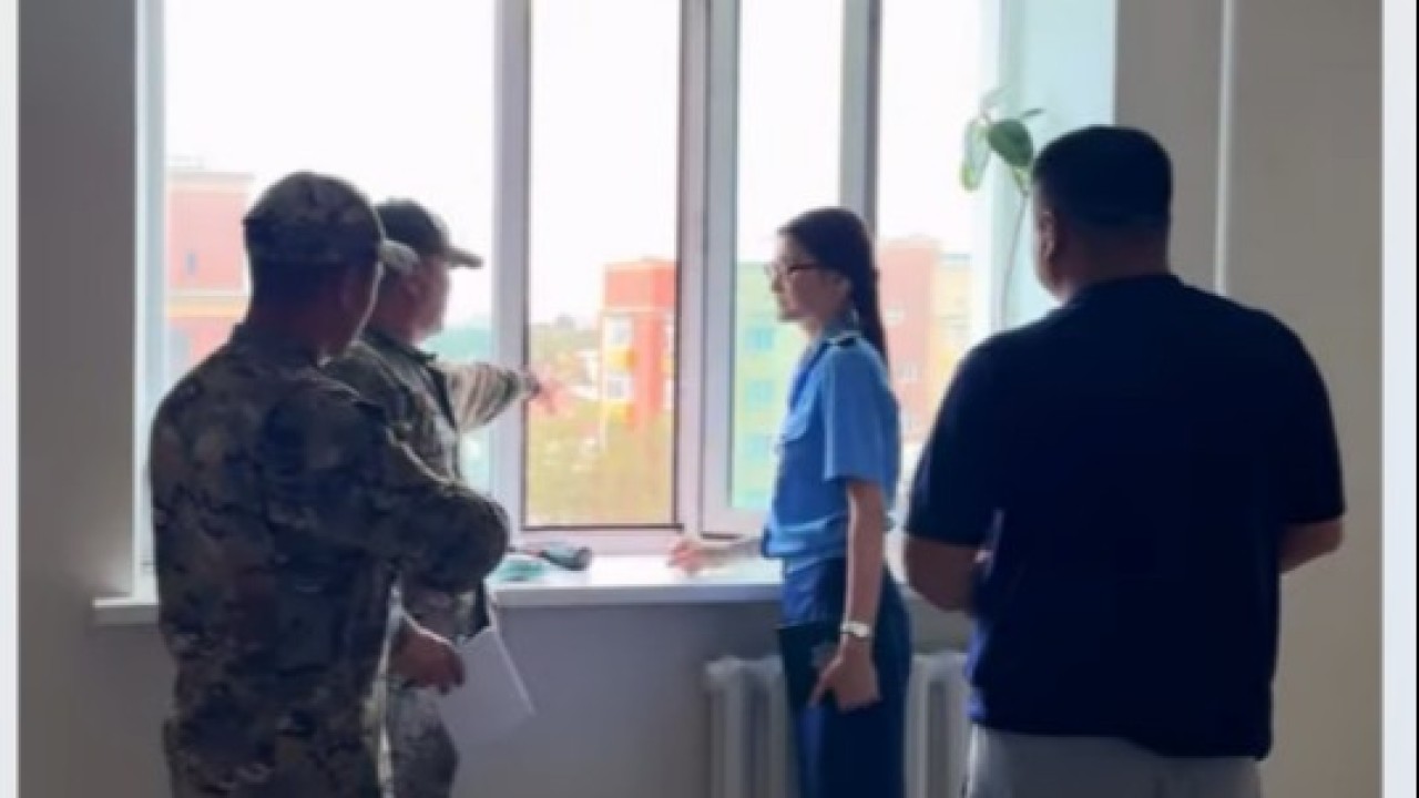 Астанада ата-аналарға иерезеден баланың құлауын болдырмау жөнінде түсіндіру жұмысы жүргізілді