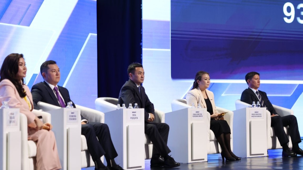 «Әділет» партиясының II съезі: делегаттар маңызды ұйымдастырушылық шешімдерді мақұлдады