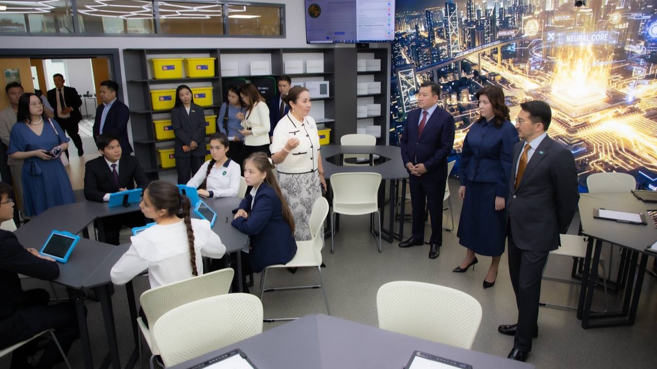 Жұлдыз Сүлейменова мен Жаслан Мәдиев елордадағы мектеп оқушыларының ЖИ жобаларын тамашалады