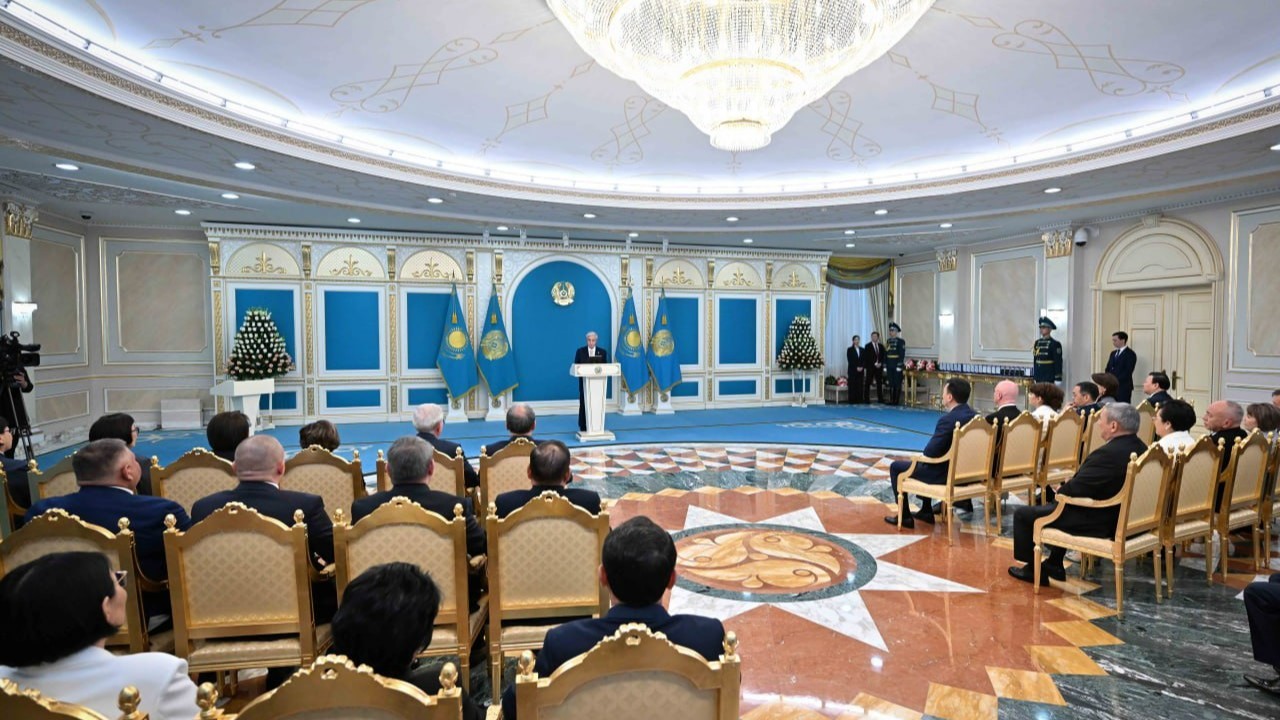 Мемлекет басшысы бала өмірін сақтап қалған дәрігерлердің қажырлы еңбегін үлгі етті