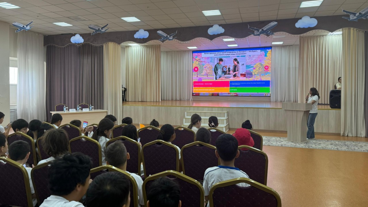Елордалық мектеп жанындағы лагерьде «Заң мен тәртіп» қағидалары түсіндірілді