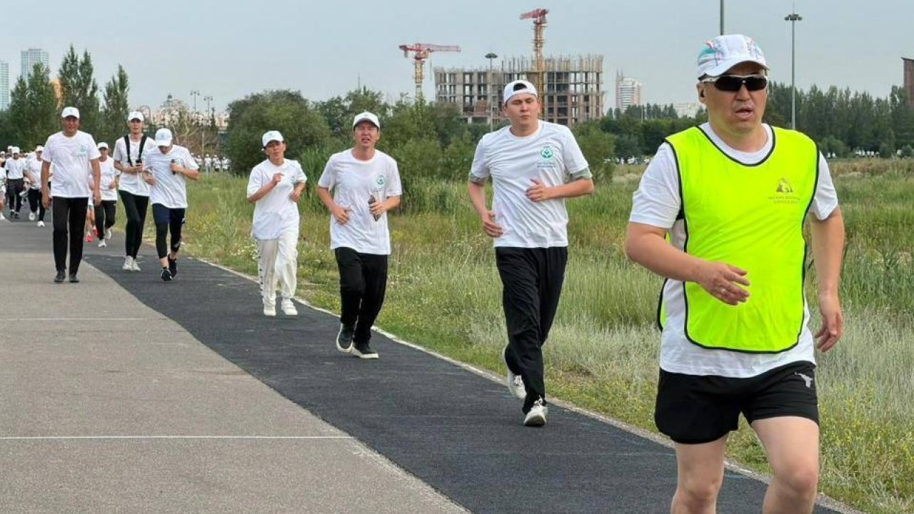 Астанада Медицина қызметкерлері күніне арналған жаппай жүгіру іс-шарасы өтті