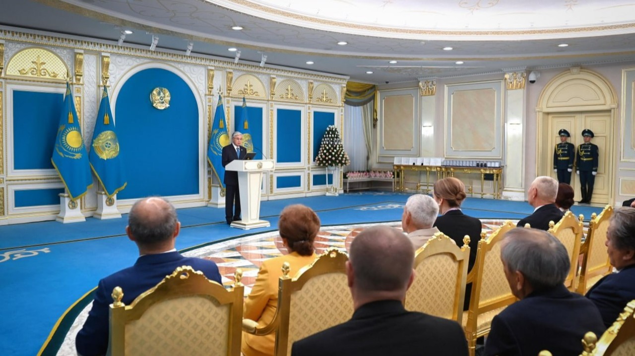 Президент журналистиканың дамуына елеулі үлес қосқан бір топ БАҚ қызметкерін марапаттады