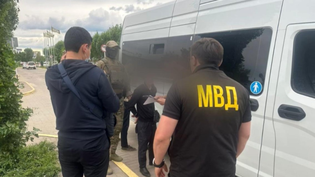 Ақтөбеде студентті қорқытып, несиеге ақша алдыртқан бопсалаушы ұсталды