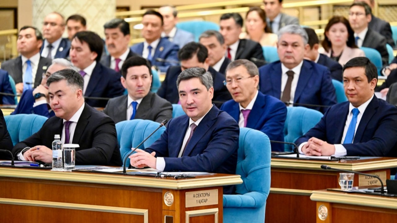 Елімізде 1 миллионнан астам адам жасанды интеллект негіздерін оқыды - Премьер-министр