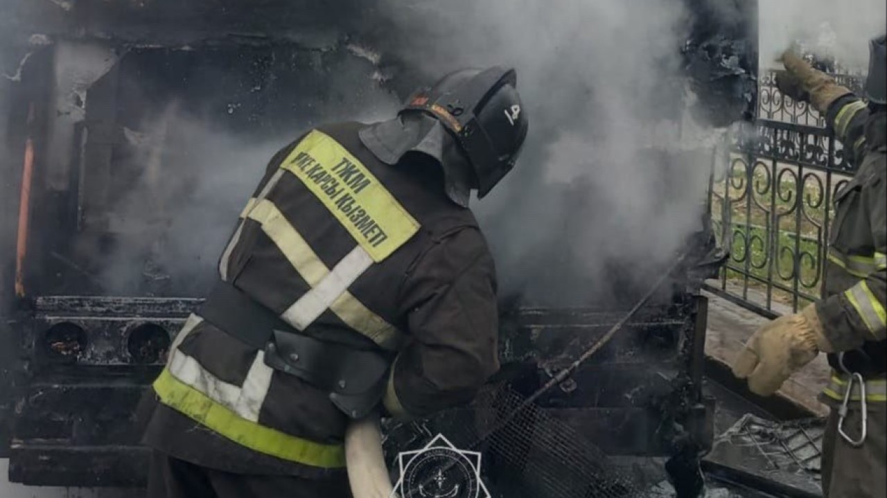 Астаналық құтқарушылар өртенген автобусты жедел сөндірді