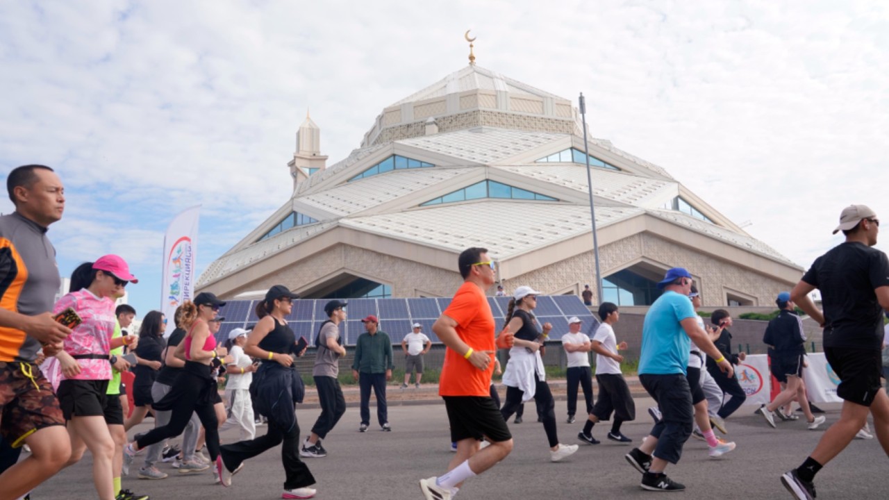 Елордада қала күніне орай өткен Saryarqa Run жүгірісіне 1800-ге жуық адам қатысты