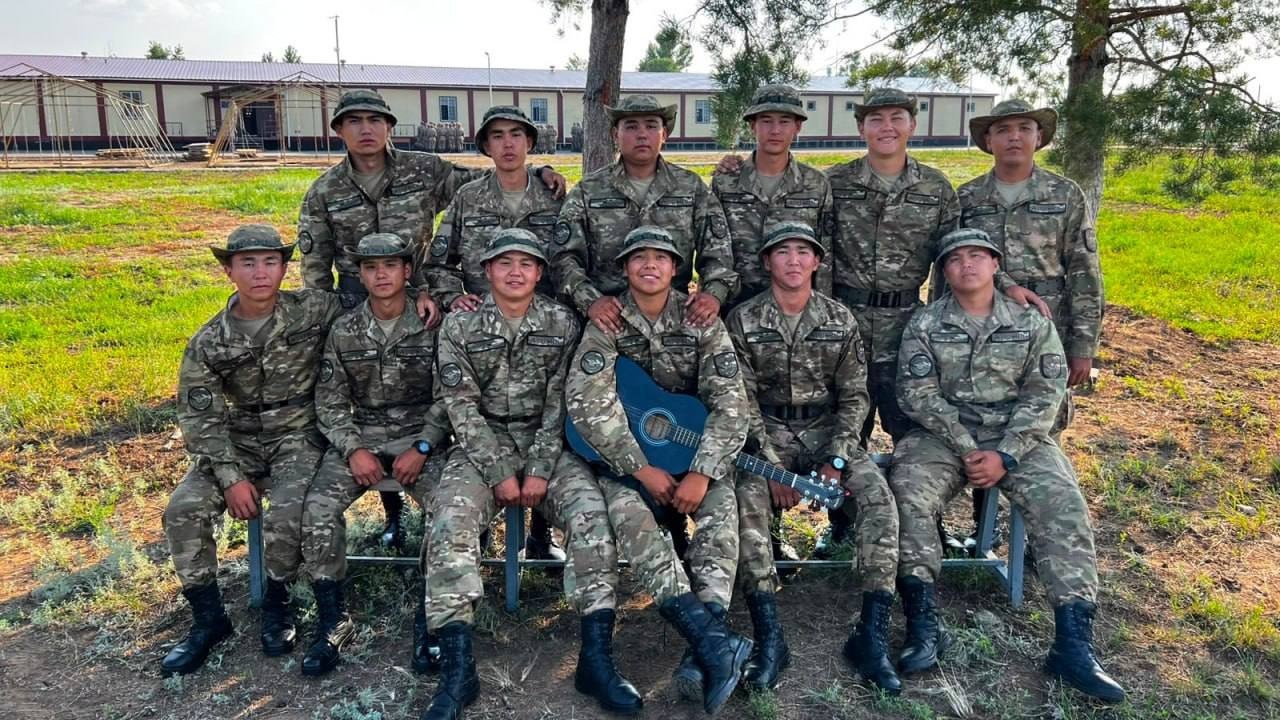 Бір ауылдан шыққан 13 жігіт Отан алдындағы борышын бірге өтеп жүр