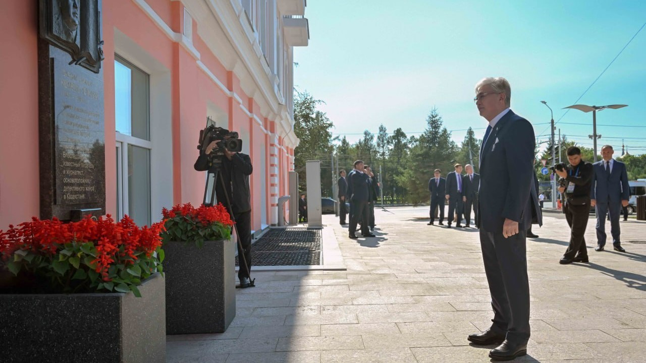 Мемлекет басшысы майдангер Кемел Тоқаевқа арналған ескерткіш тақтаға гүл шоғын қойды
