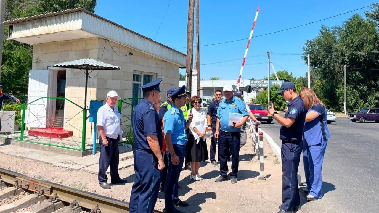 «Қауіпсіз өткел»: Жамбылда теміржолшылар  250 жүргізушіге профилактикалық түсіндіру жұмыстарын жүргізді