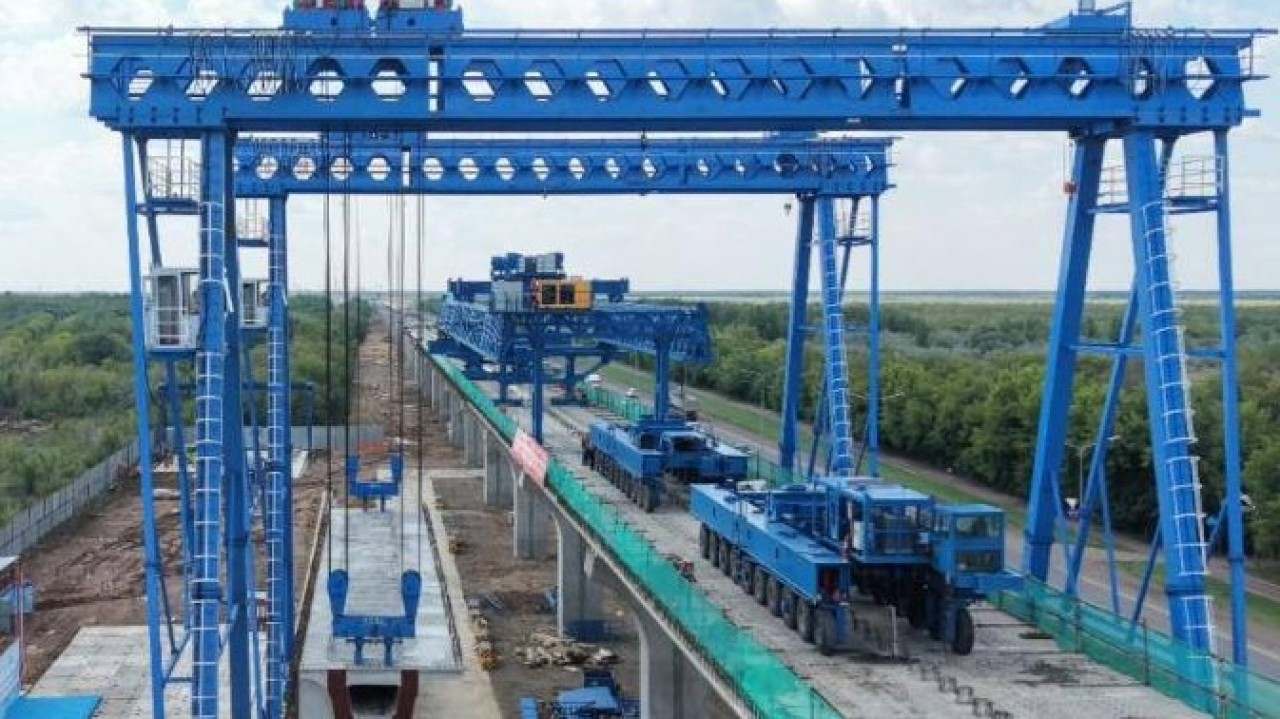 Елордада Tarlan Astana желісінің алғашқы арқалығы арнайы көпір орнатқыш техникамен көтерілді